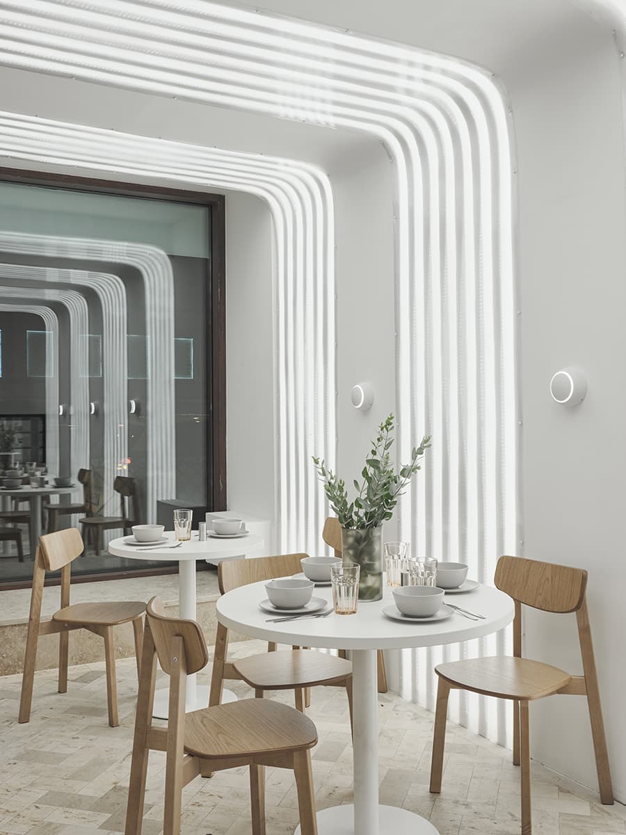 Воздушный интерьер пекарни с акцентными светильниками – проект Дарьи Волковой