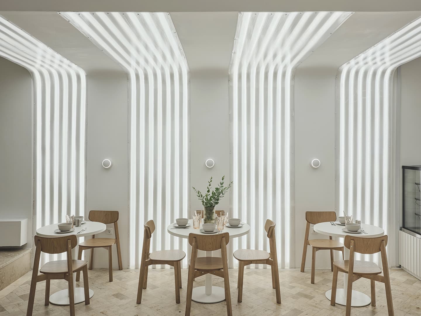 Воздушный интерьер пекарни с акцентными светильниками – проект Дарьи Волковой