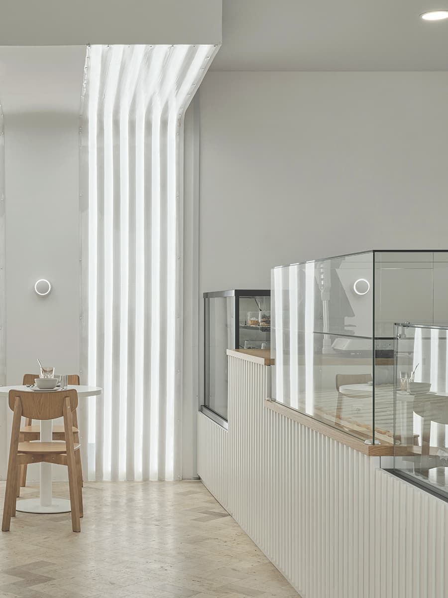 Воздушный интерьер пекарни с акцентными светильниками – проект Дарьи Волковой