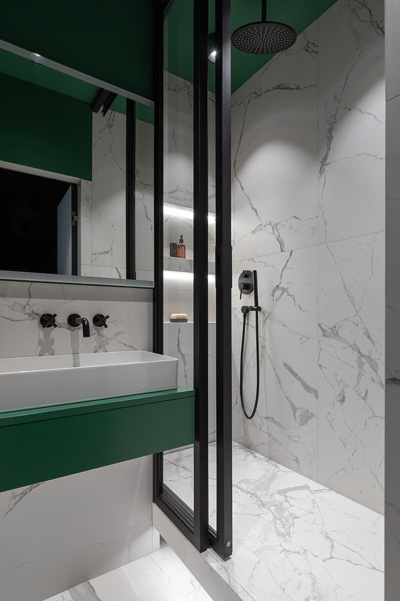 Дерево, стекло и неожиданные сценарии освещения в интерьере жилого пространства – проект бюро СХЕМА