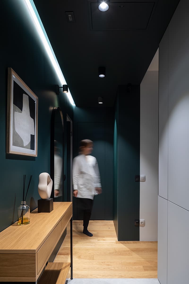 Дерево, стекло и неожиданные сценарии освещения в интерьере жилого пространства – проект бюро СХЕМА