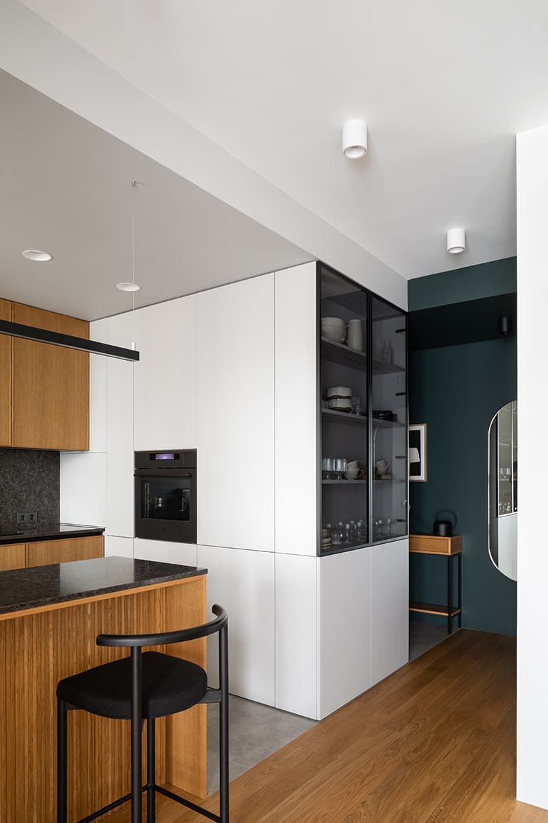 Дерево, стекло и неожиданные сценарии освещения в интерьере жилого пространства – проект бюро СХЕМА