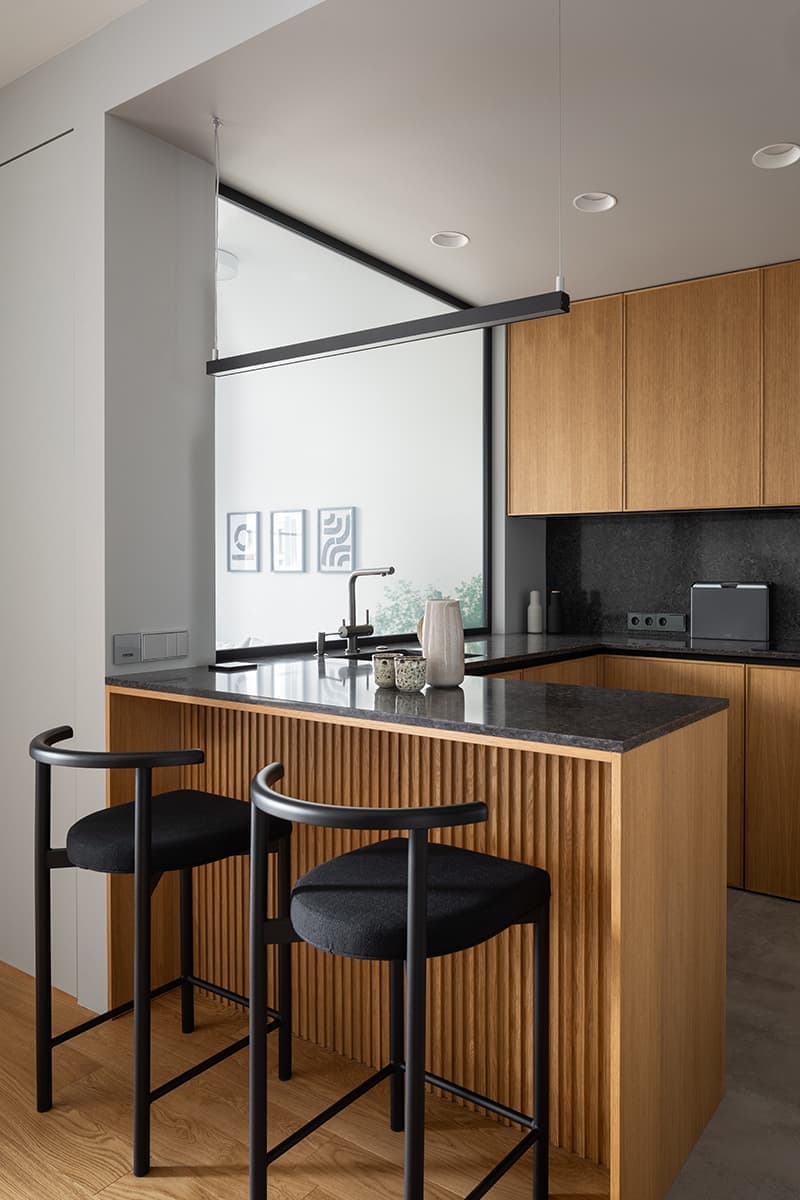 Дерево, стекло и неожиданные сценарии освещения в интерьере жилого пространства – проект бюро СХЕМА