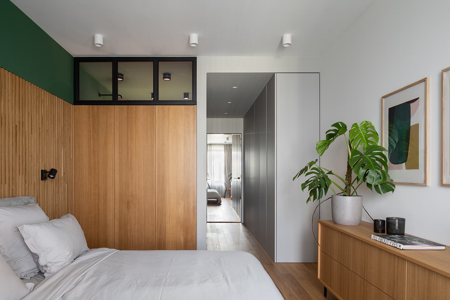 Дерево, стекло и неожиданные сценарии освещения в интерьере жилого пространства – проект бюро СХЕМА