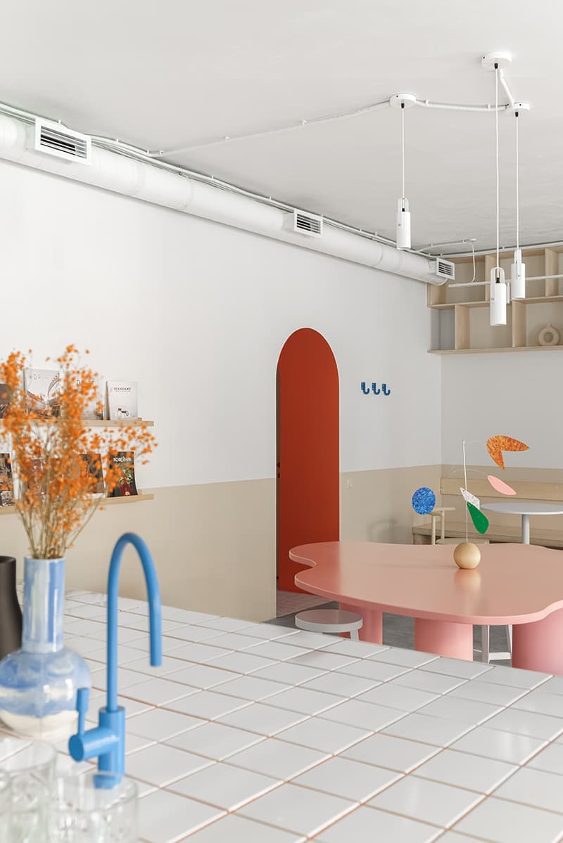 Интерьер питерской кофейни в стиле корейского минимализма – проект бюро Zavod11