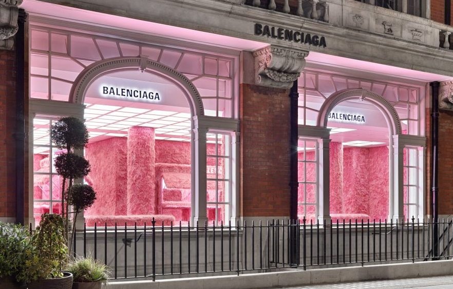 Balenciaga преобразил бутик в Лондоне с помощью ярко-розового искусственного меха