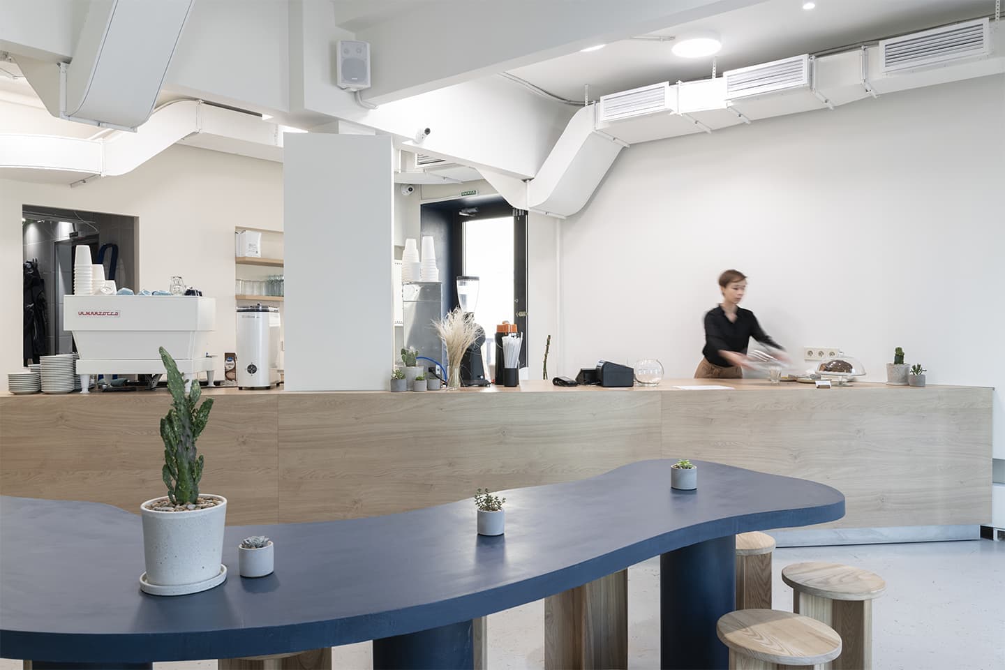 Лаконичный интерьер кафе с серферским духом – проект FREYA Architects