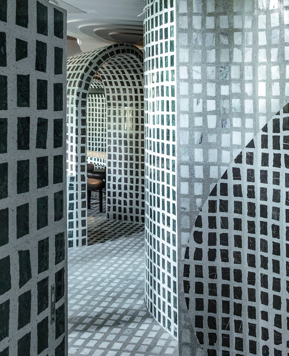 Оптические иллюзии и мягкие формы в интерьере индийского ресторана – проект Renesa Studio