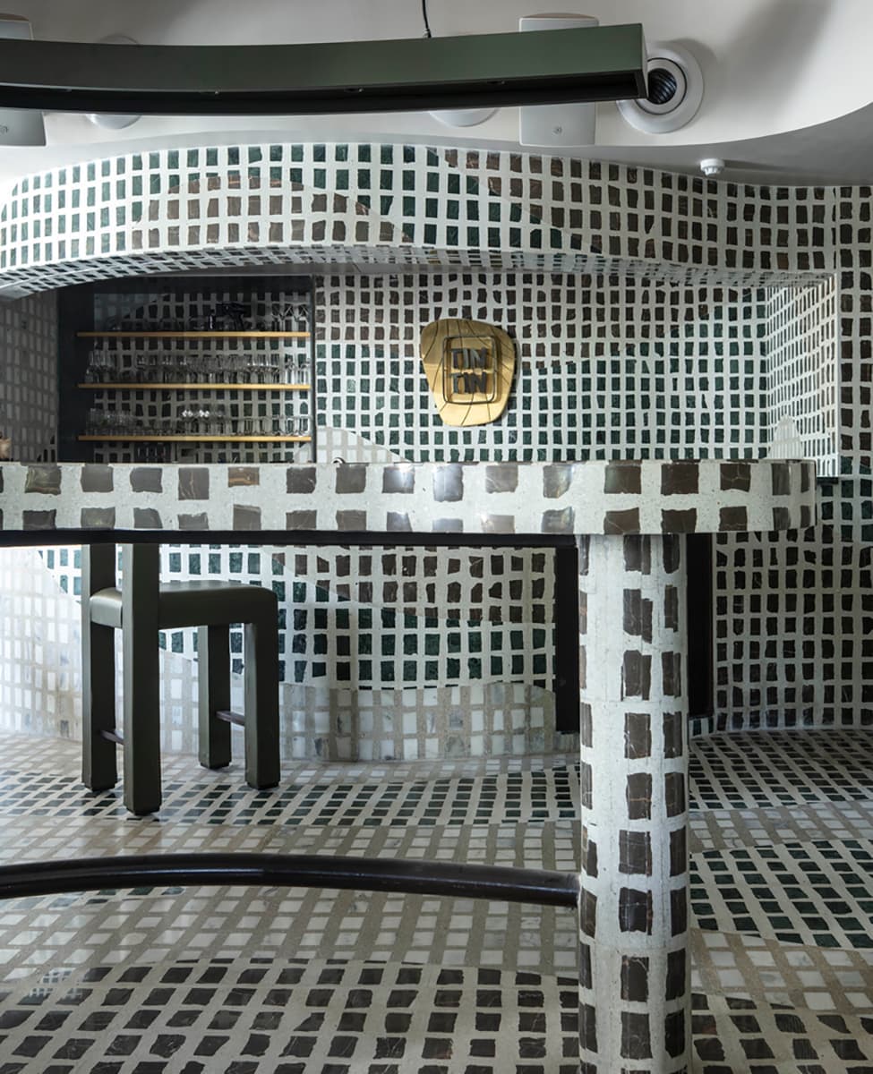 Оптические иллюзии и мягкие формы в интерьере индийского ресторана – проект Renesa Studio