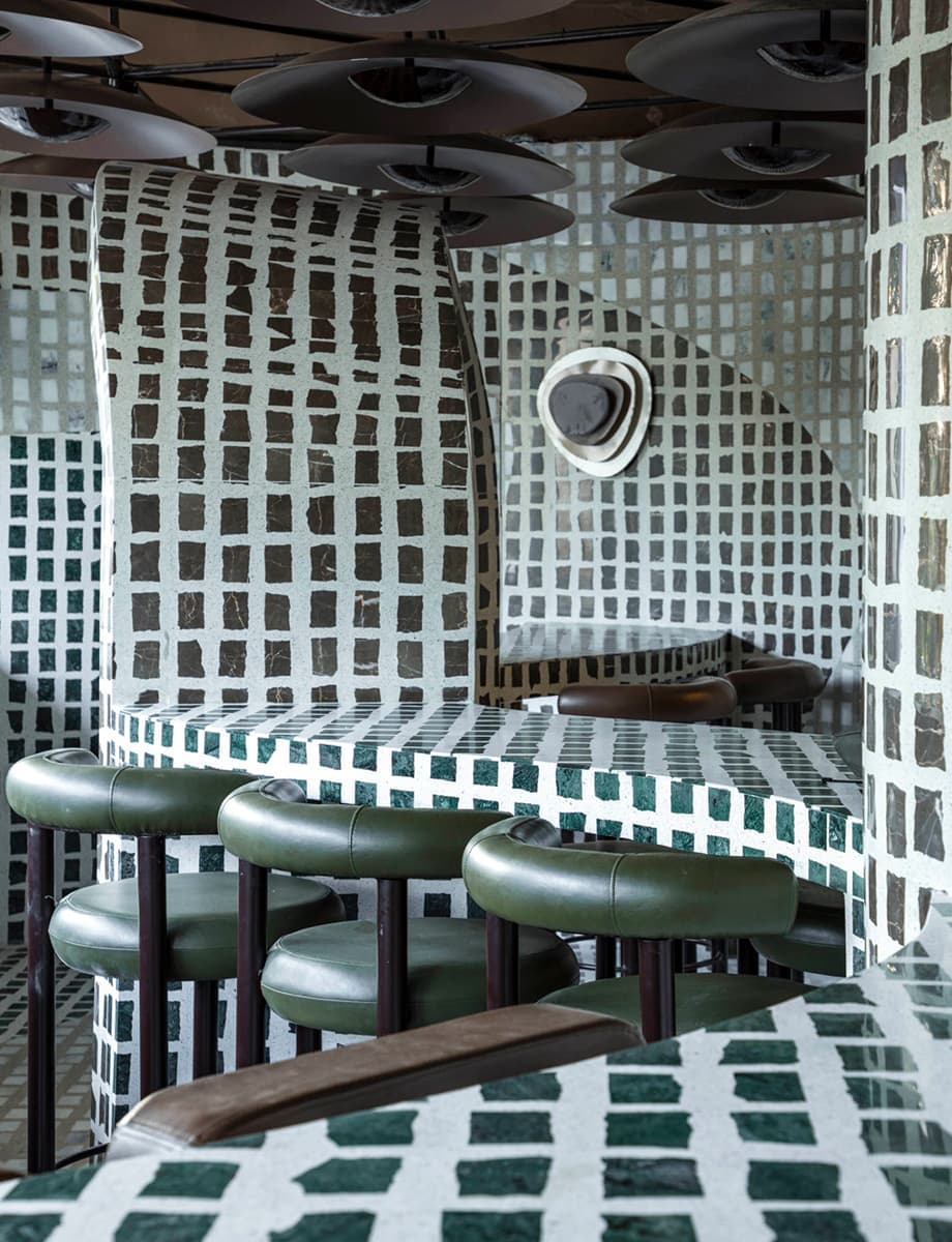 Оптические иллюзии и мягкие формы в интерьере индийского ресторана – проект Renesa Studio