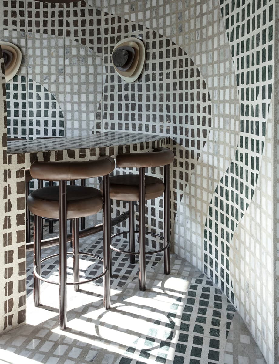 Оптические иллюзии и мягкие формы в интерьере индийского ресторана – проект Renesa Studio