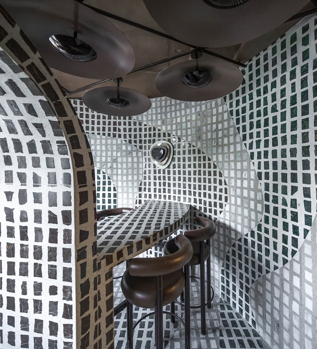 Оптические иллюзии и мягкие формы в интерьере индийского ресторана – проект Renesa Studio