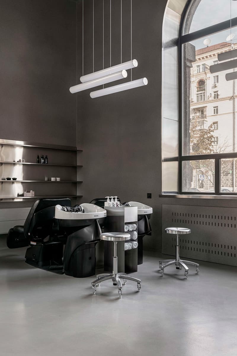 Бетон, зеркала и велюр в интерьере салона красоты – проект Sivak+Partners