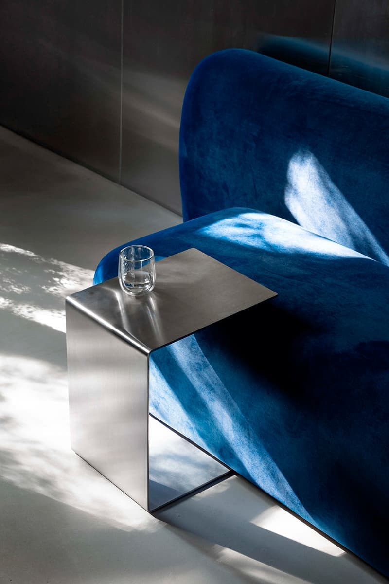 Бетон, зеркала и велюр в интерьере салона красоты – проект Sivak+Partners