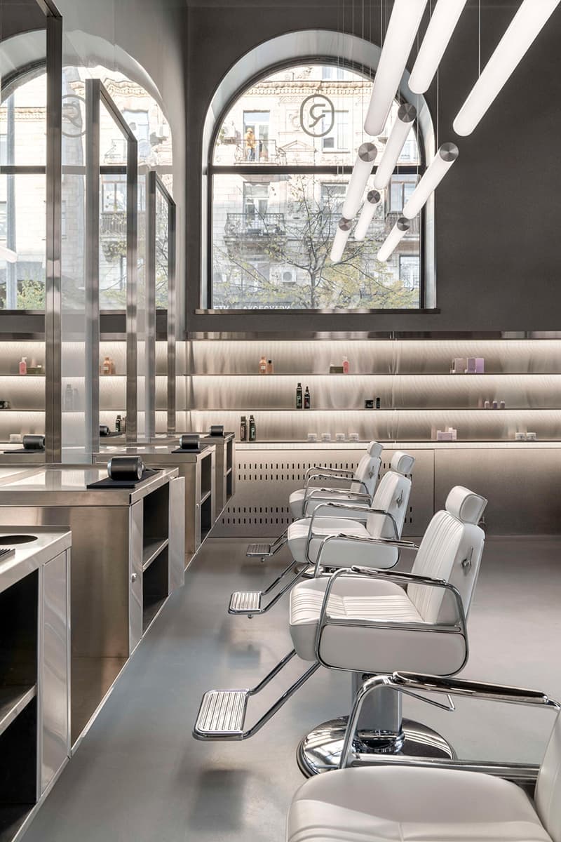 Бетон, зеркала и велюр в интерьере салона красоты – проект Sivak+Partners
