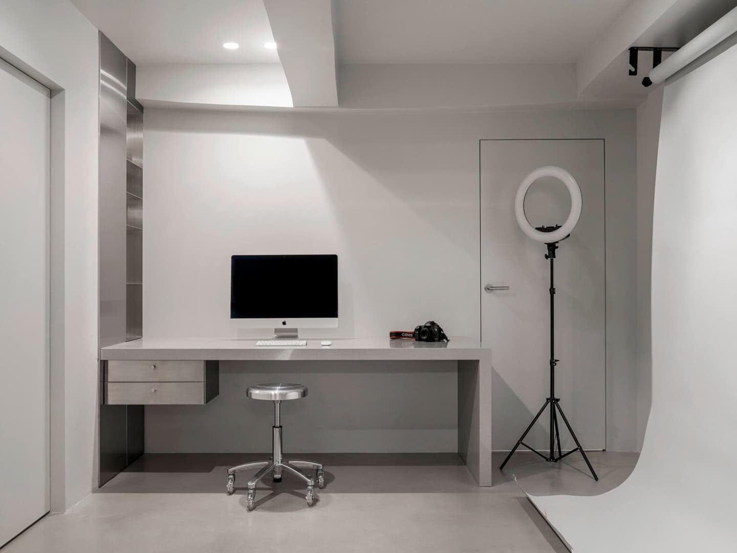 Бетон, зеркала и велюр в интерьере салона красоты – проект Sivak+Partners