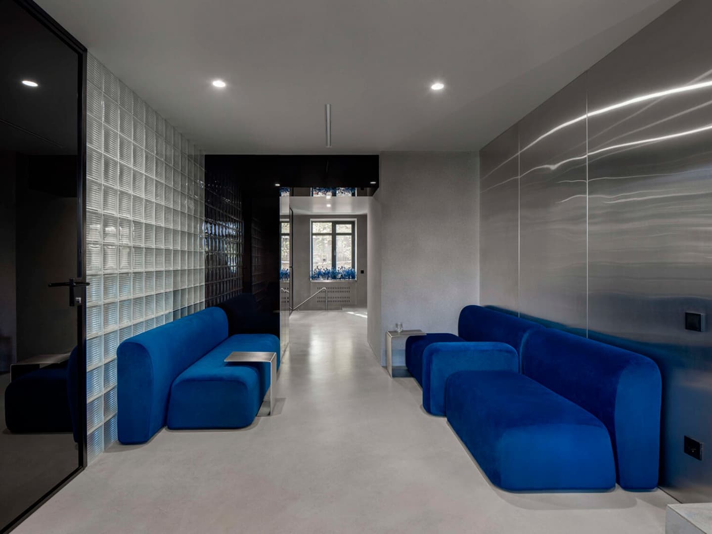 Бетон, зеркала и велюр в интерьере салона красоты – проект Sivak+Partners