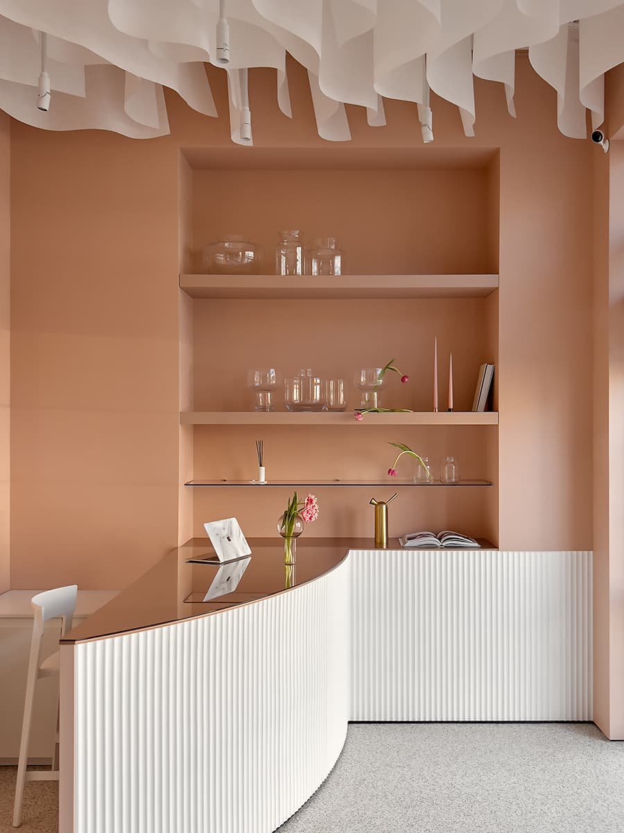 Нежный дизайн цветочного бутика в Калининграде – проект Levkovich Architects