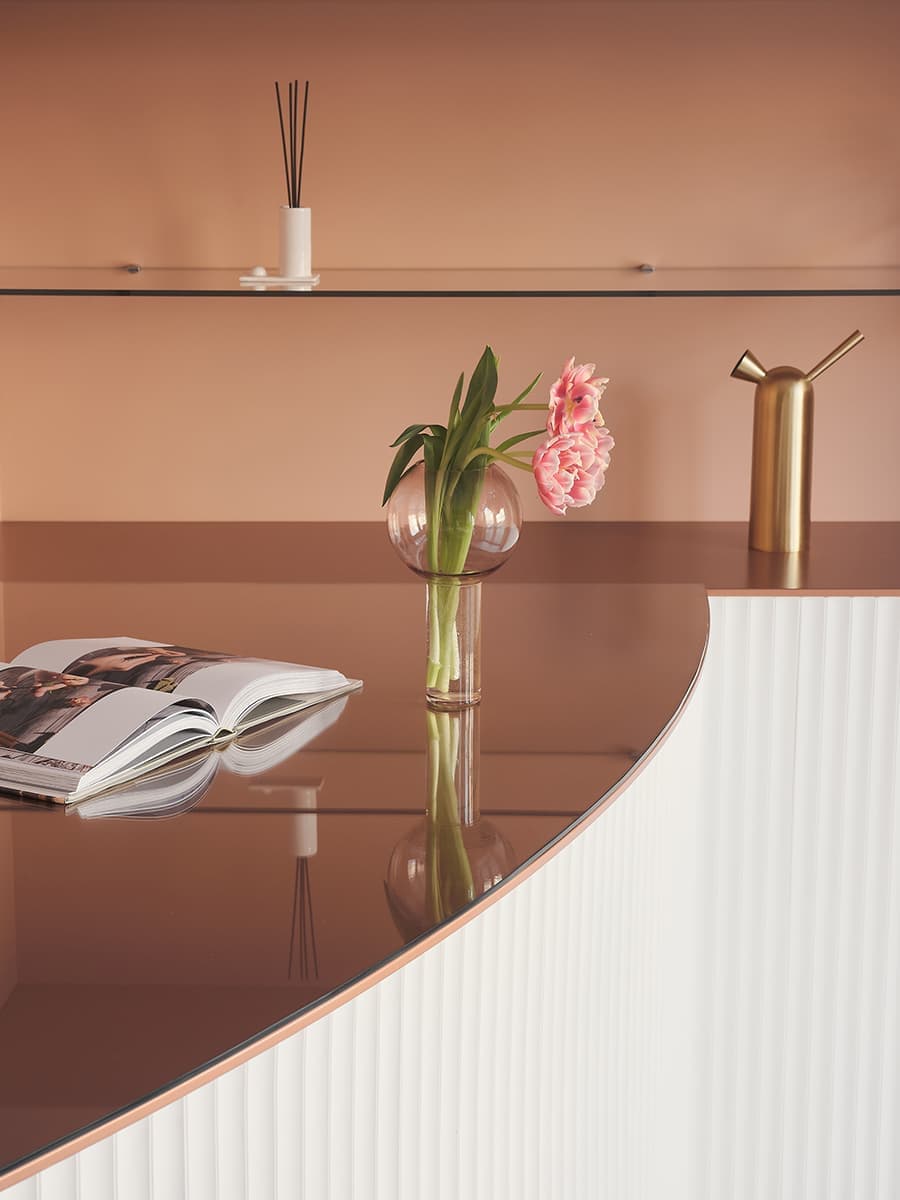 Нежный дизайн цветочного бутика в Калининграде – проект Levkovich Architects