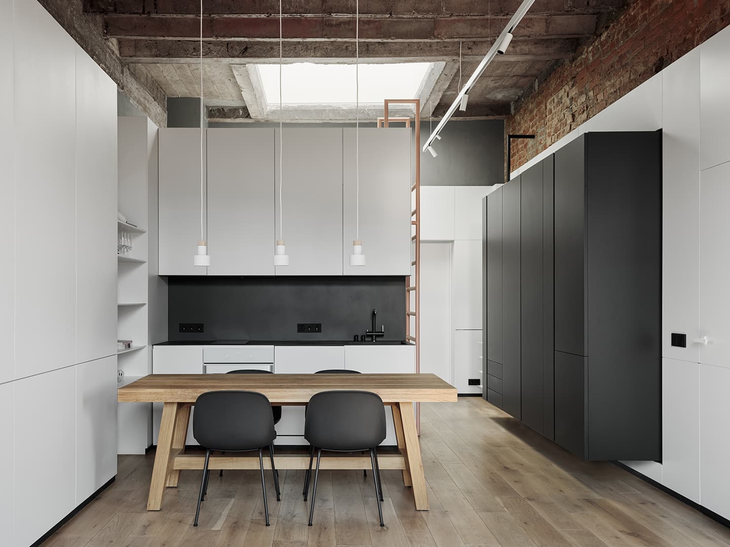 Квартира на верхнем этаже исторического дома в Петербурге – проект DA Bureau