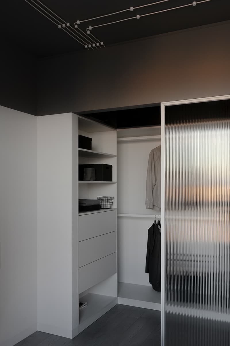 Монохромная квартира в черно-белых тонах — проект KONONOV Studio