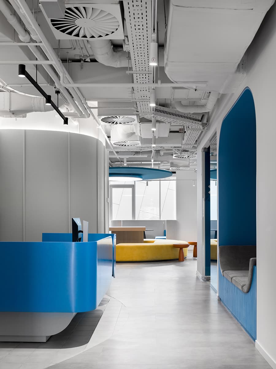 Геометричный интерьер московского офиса в стиле «Мемфис» – проект IND Architects