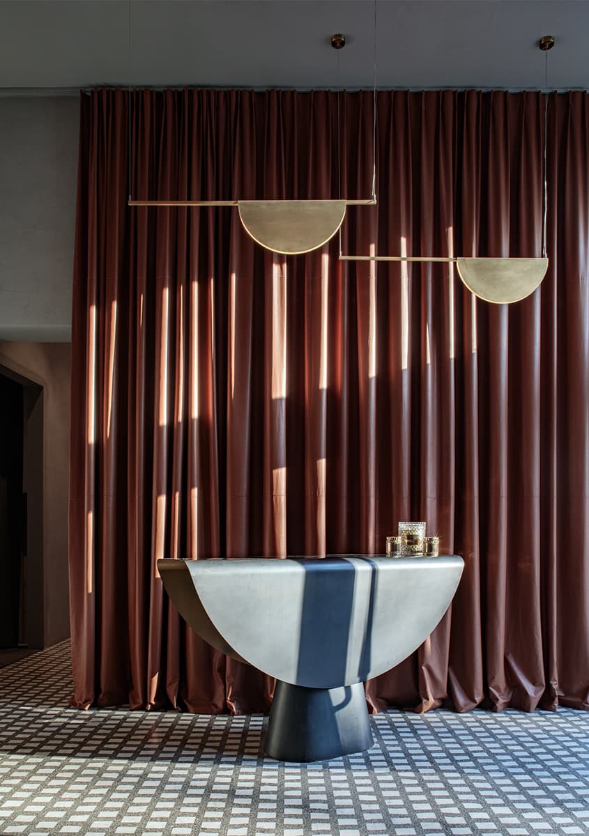 Интерьер премиум-ресторана с торжественной атмосферой – проект бюро Archpoint