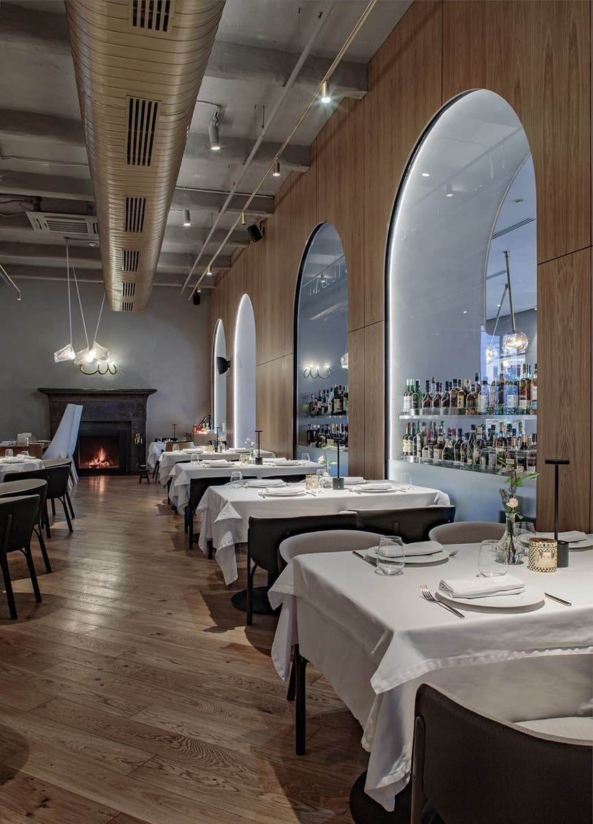 Интерьер премиум-ресторана с торжественной атмосферой – проект бюро Archpoint