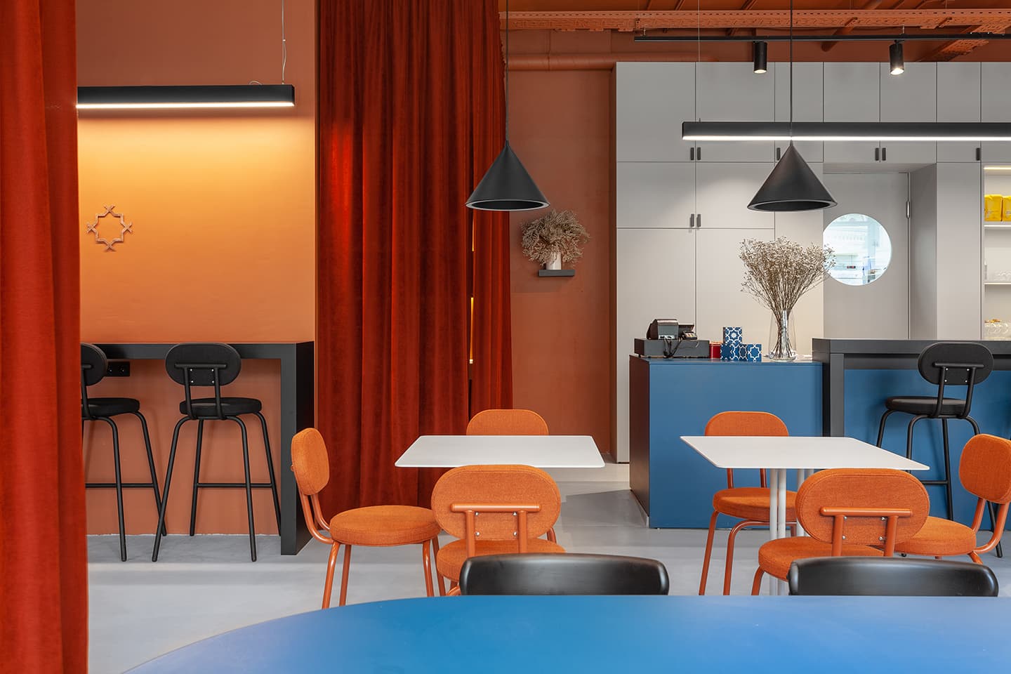 Контрастный микс культур в интерьере ресторана BLAU – проект Александры Бурмистровой