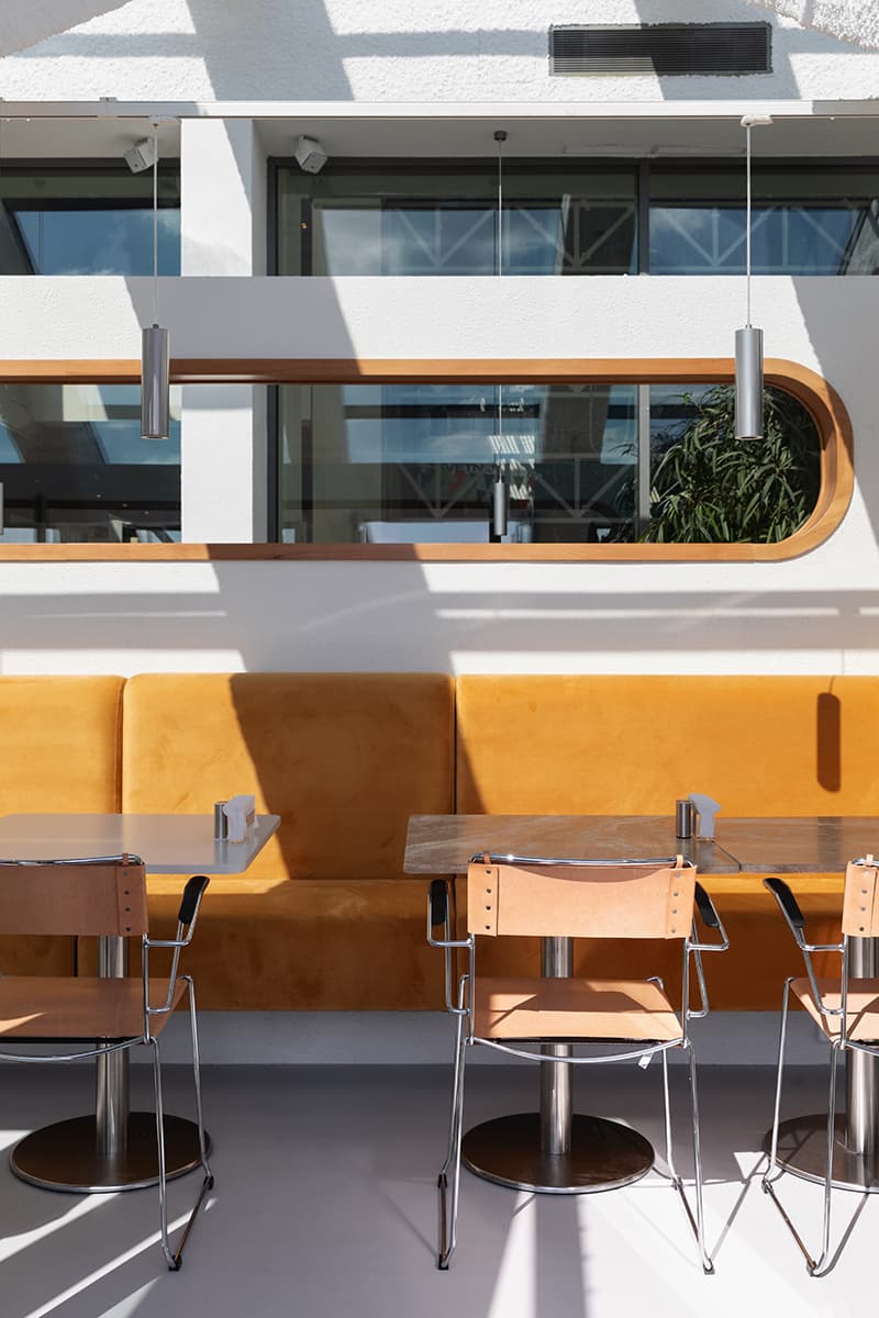 Модный интерьер новой пиццерии в универмаге «Цветной» – проект Archiproba Studios