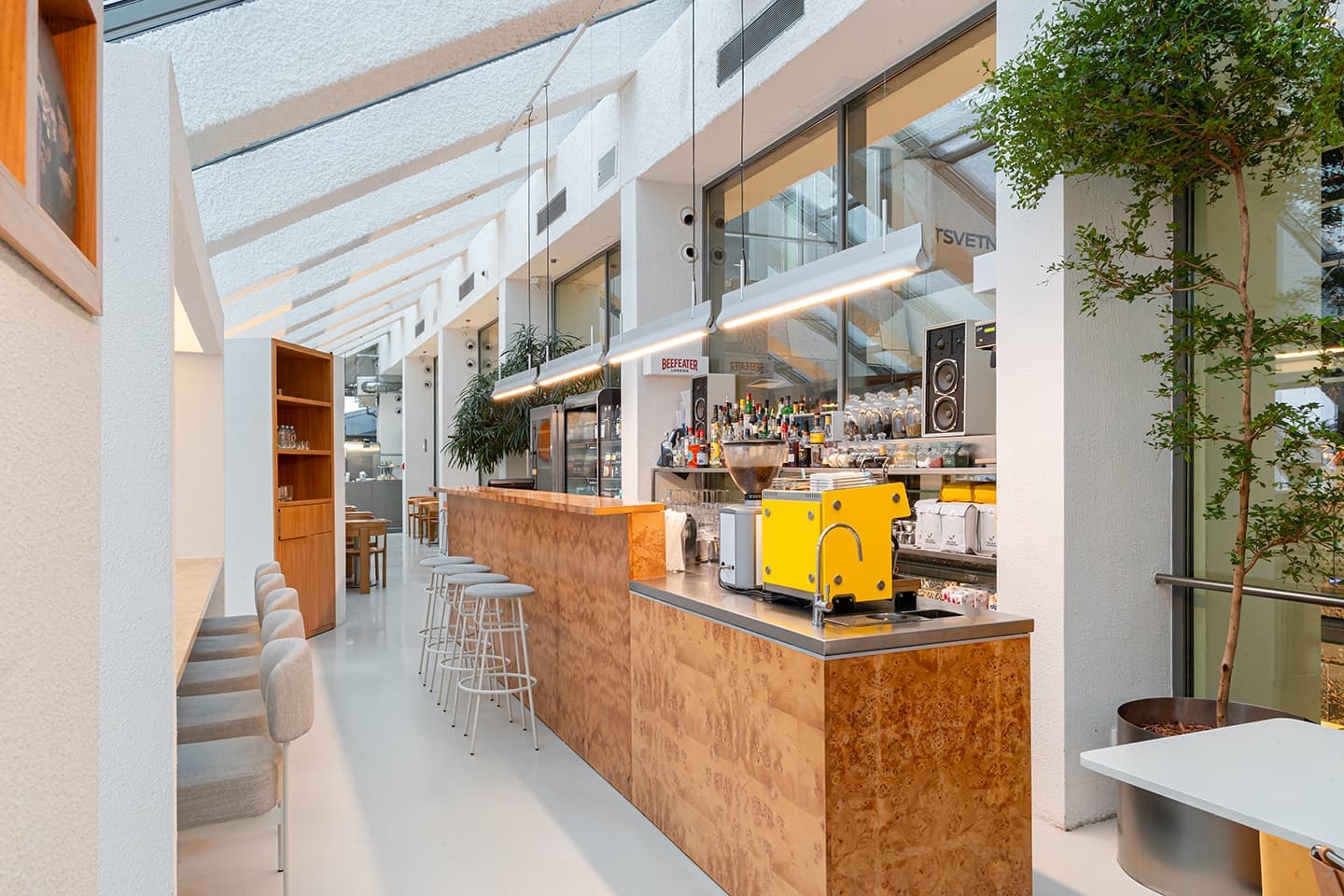 Модный интерьер новой пиццерии в универмаге «Цветной» – проект Archiproba Studios