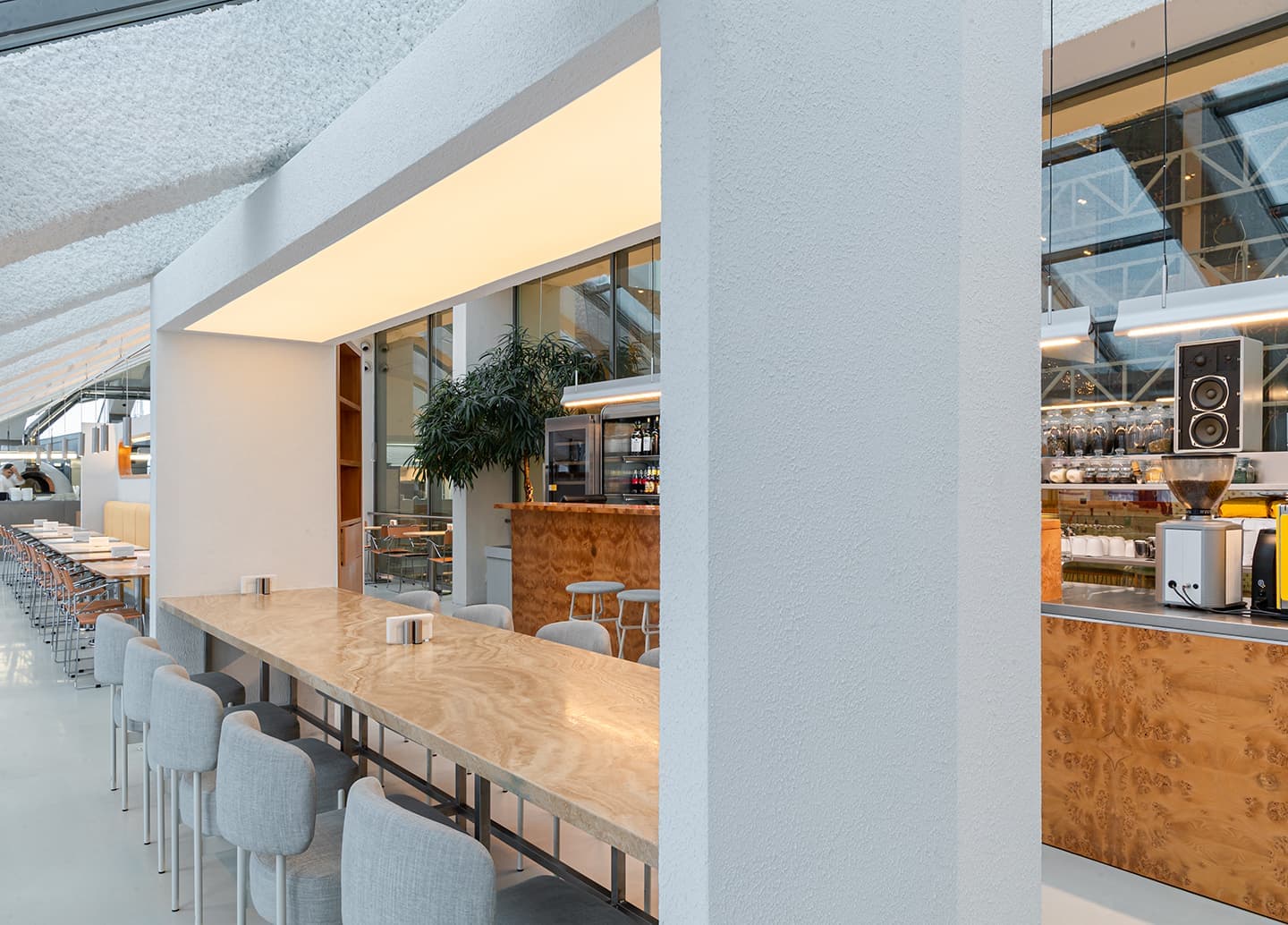 Модный интерьер новой пиццерии в универмаге «Цветной» – проект Archiproba Studios