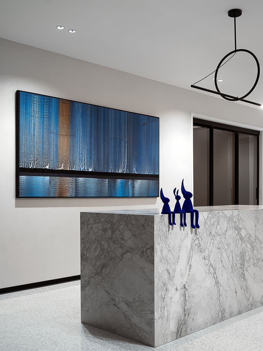 Статусный черно-белый интерьер для молодой пары – проект RUI Design