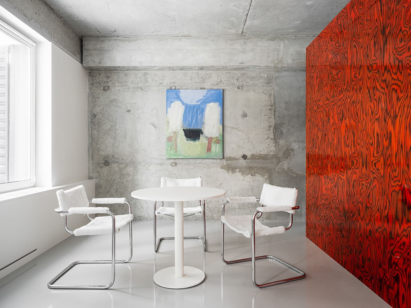 Интерьер апартаментов с активными деталями и материалами – проект Елены Локастовой