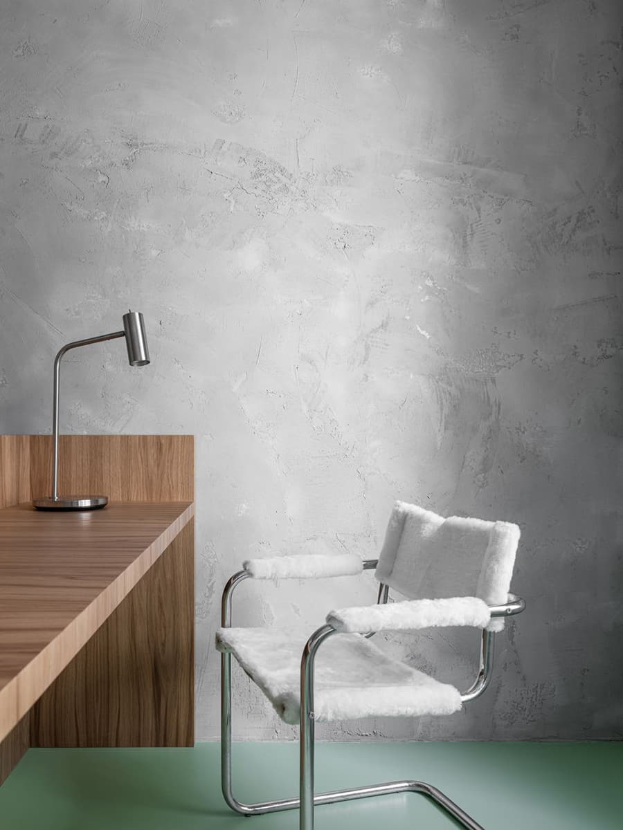 Интерьер апартаментов с активными деталями и материалами – проект Елены Локастовой