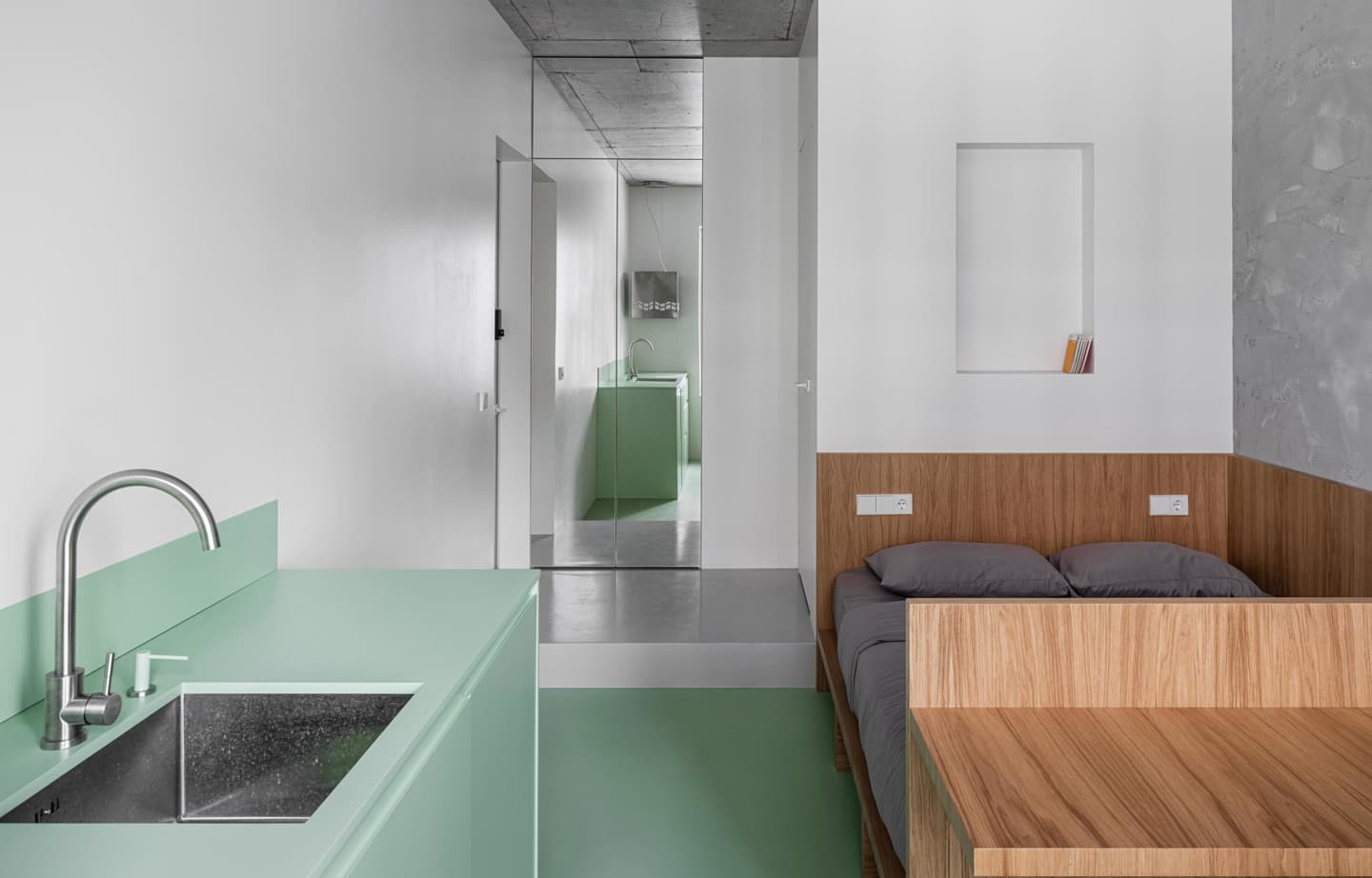 Интерьер апартаментов с активными деталями и материалами – проект Елены Локастовой