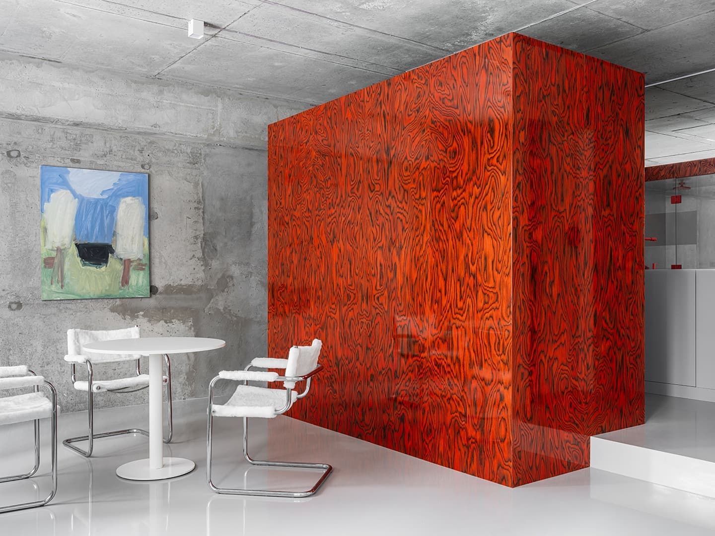 Интерьер апартаментов с активными деталями и материалами – проект Елены Локастовой