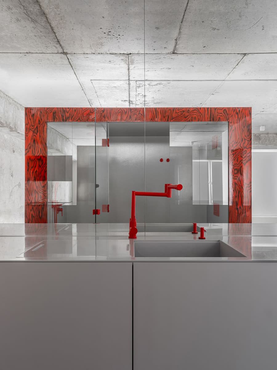 Интерьер апартаментов с активными деталями и материалами – проект Елены Локастовой