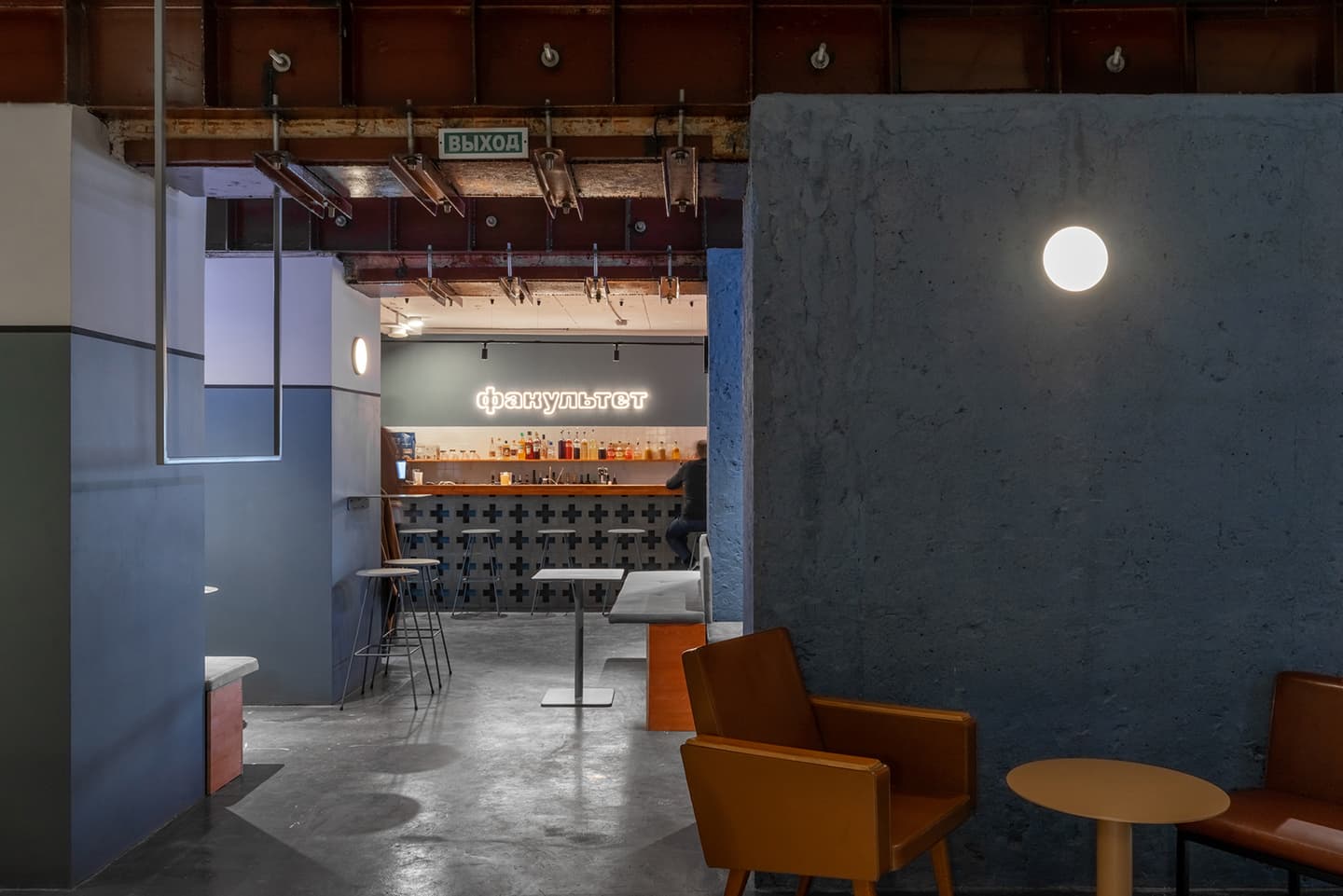 Интерьер кафе-бара с авангардистским характером – проект дизайн-бюро Zavod11