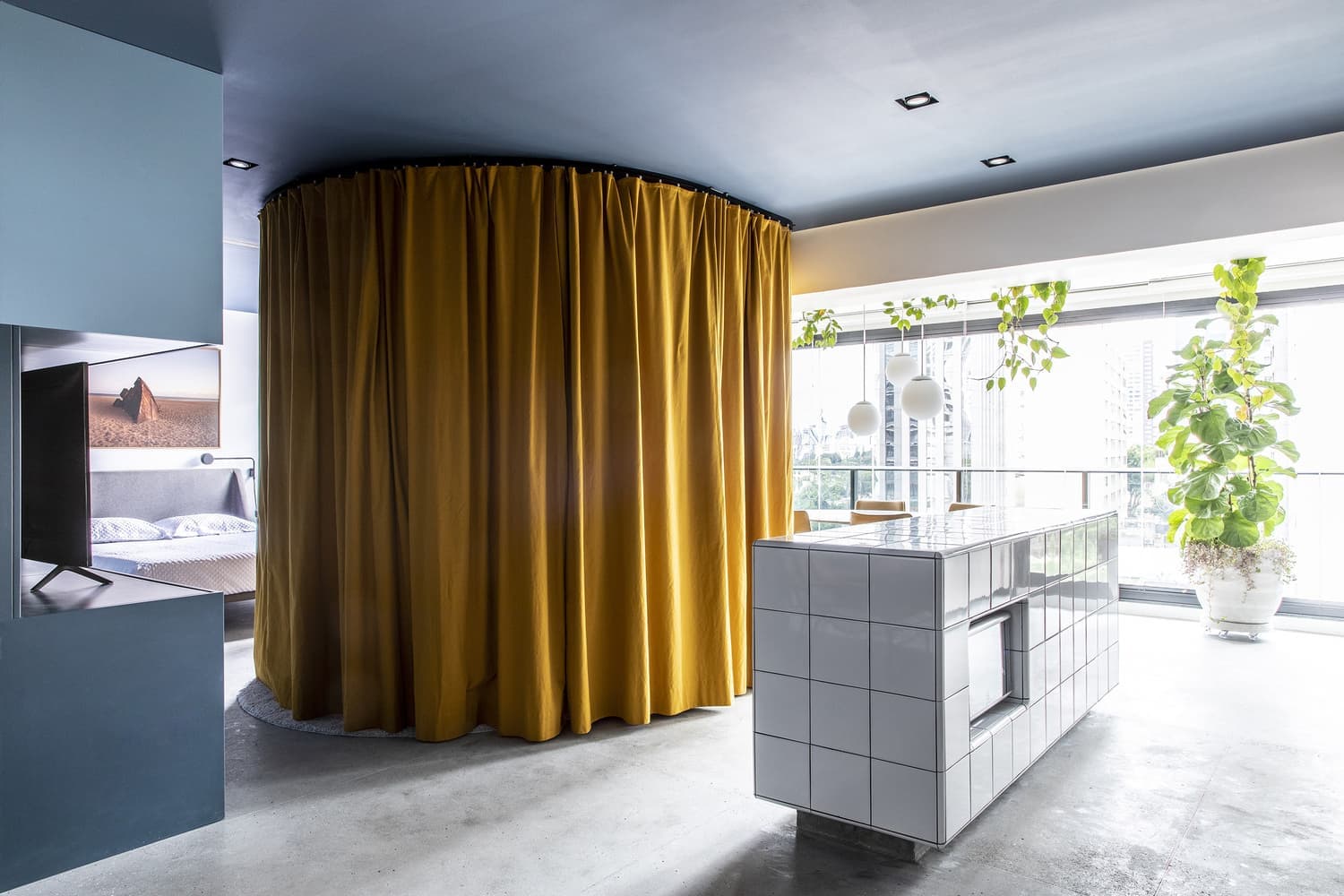 Ненавязчивый градиент и приемы техники color-block в интерьере квартиры-студии — проект Metamoorfose Studio