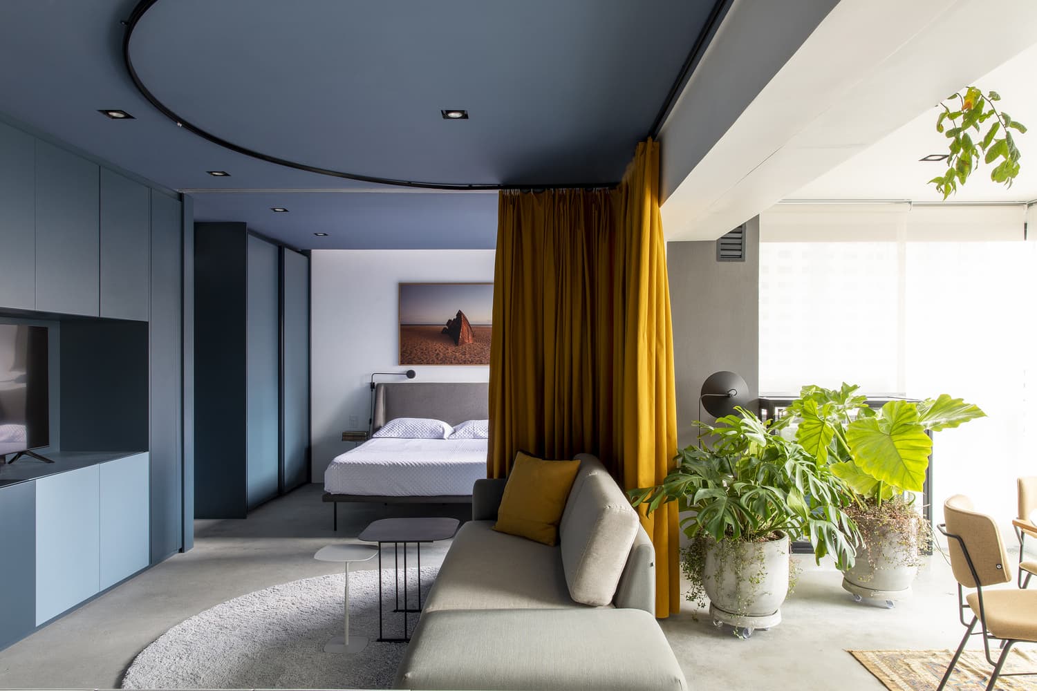 Ненавязчивый градиент и приемы техники color-block в интерьере квартиры-студии — проект Metamoorfose Studio