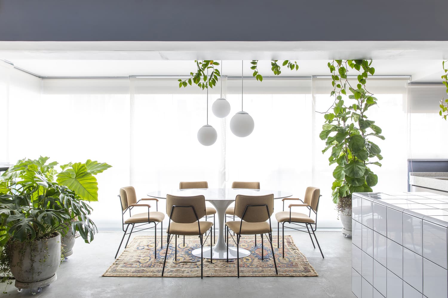 Ненавязчивый градиент и приемы техники color-block в интерьере квартиры-студии — проект Metamoorfose Studio