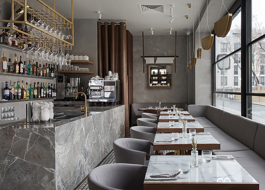 Дерево, мрамор и латунь в интерьере небольшого бистро – проект бюро ARCHPOINT