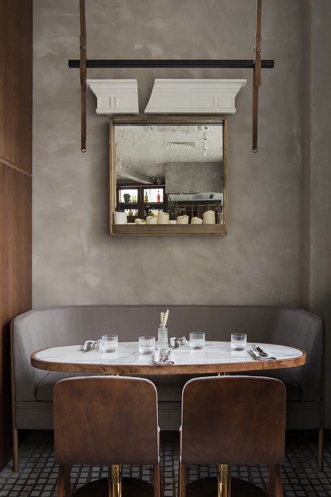 Дерево, мрамор и латунь в интерьере небольшого бистро – проект бюро ARCHPOINT