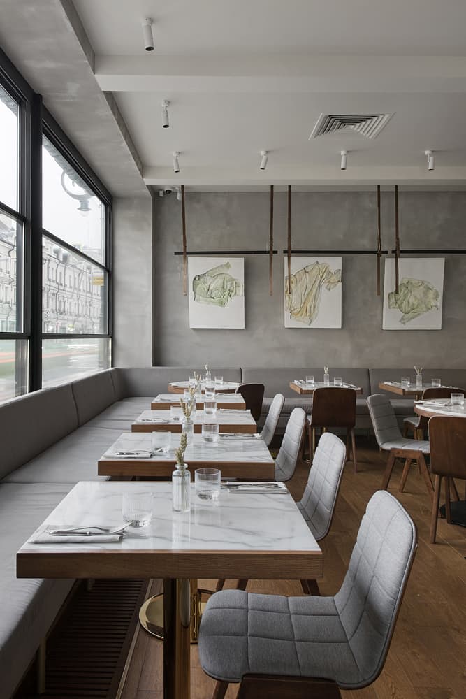 Дерево, мрамор и латунь в интерьере небольшого бистро – проект бюро ARCHPOINT