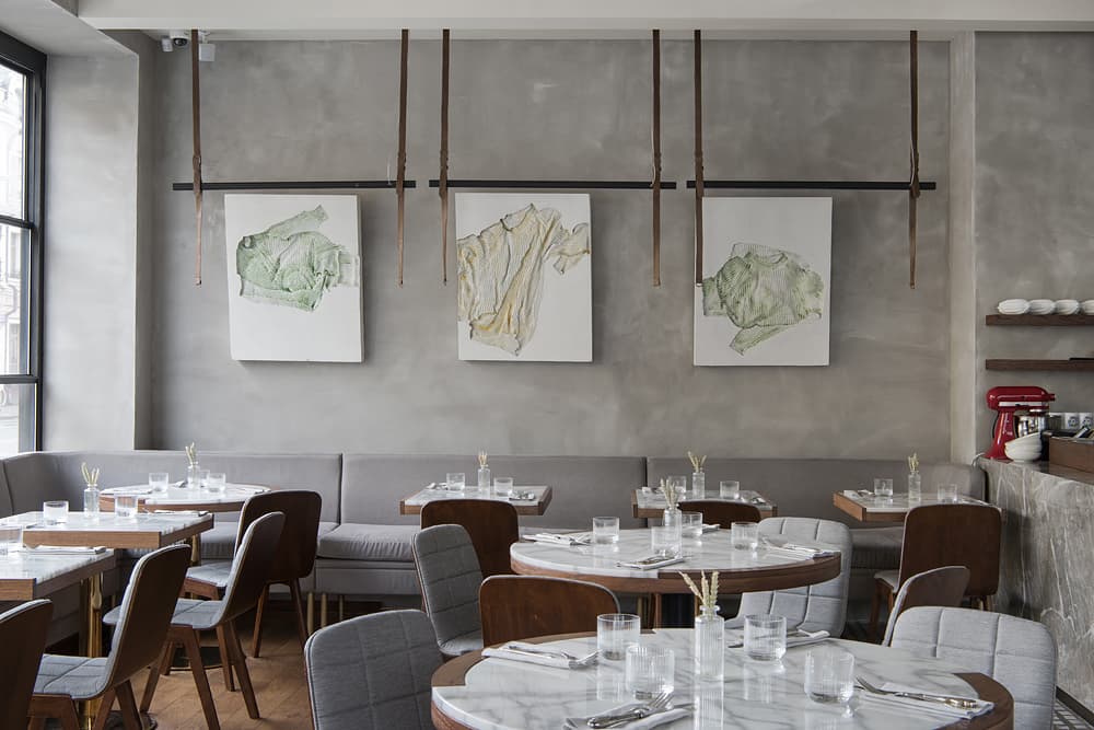 Дерево, мрамор и латунь в интерьере небольшого бистро – проект бюро ARCHPOINT