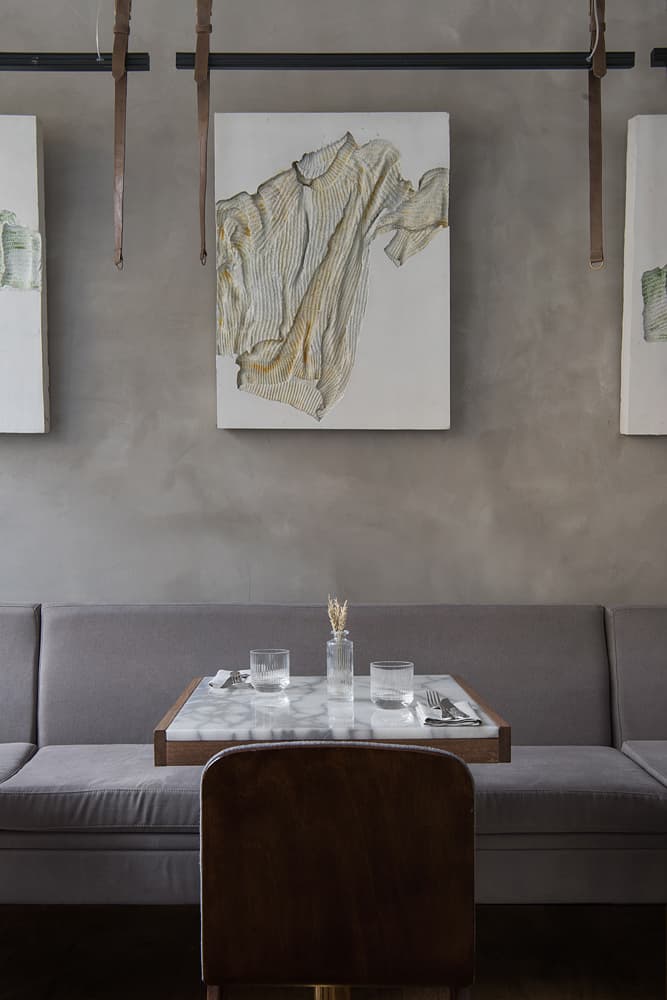 Дерево, мрамор и латунь в интерьере небольшого бистро – проект бюро ARCHPOINT