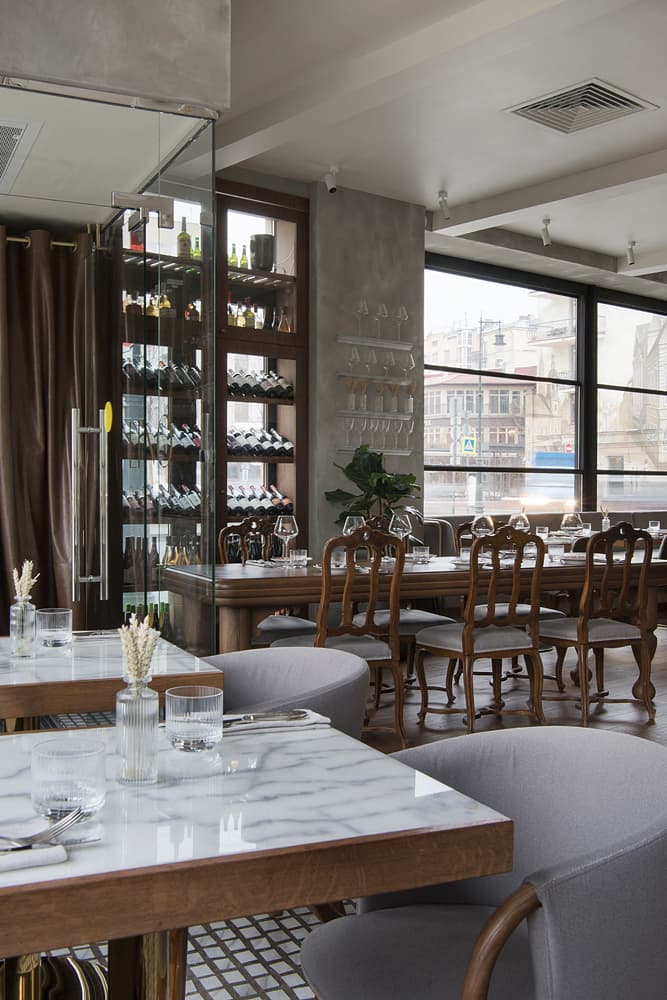Дерево, мрамор и латунь в интерьере небольшого бистро – проект бюро ARCHPOINT