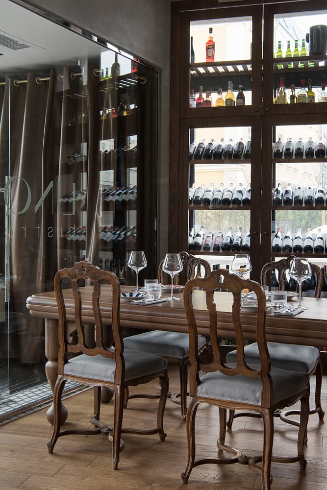 Дерево, мрамор и латунь в интерьере небольшого бистро – проект бюро ARCHPOINT