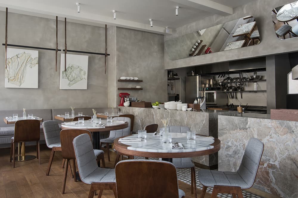Дерево, мрамор и латунь в интерьере небольшого бистро – проект бюро ARCHPOINT